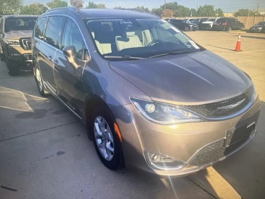 2017 Chrysler Pacifica Touring Plus photo 1