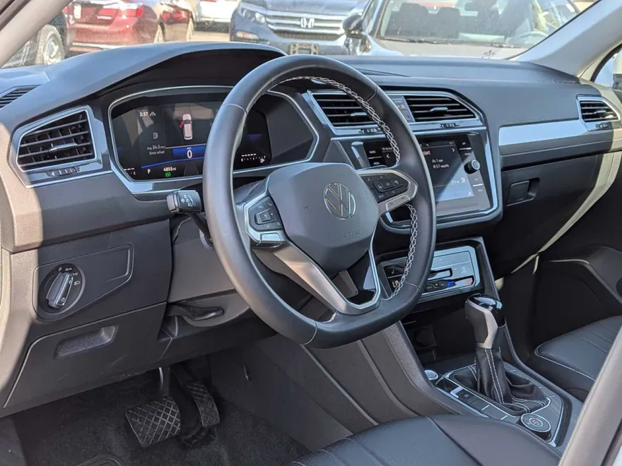 2024 Volkswagen Tiguan SE photo 1