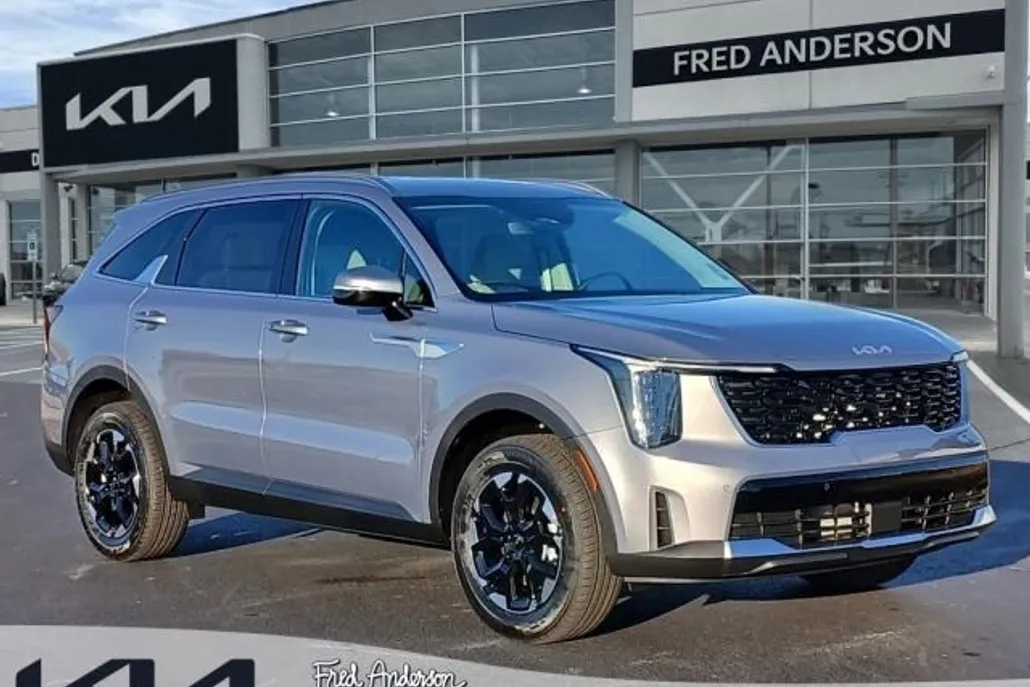 2025 Kia Sorento S photo 1