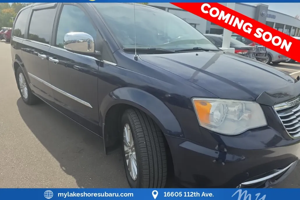 2013 Chrysler Town & Country photo 1