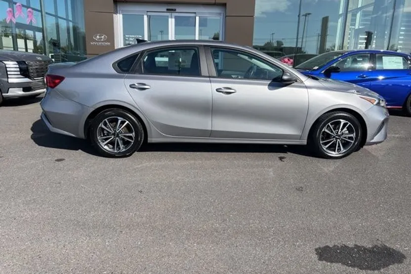 2023 Kia Forte LXS photo 1