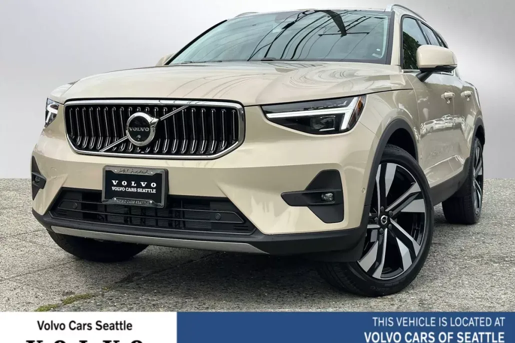 2025 Volvo XC40 Plus photo 1