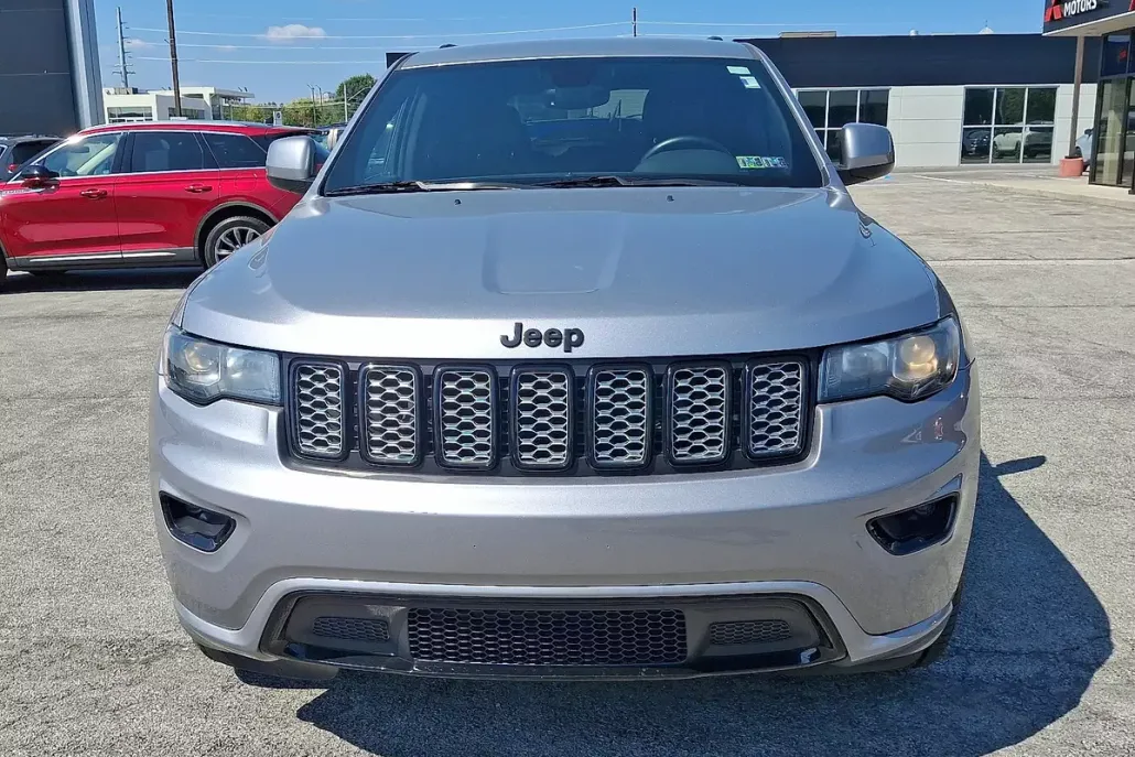 2017 Jeep Grand Cherokee Altitude photo 1