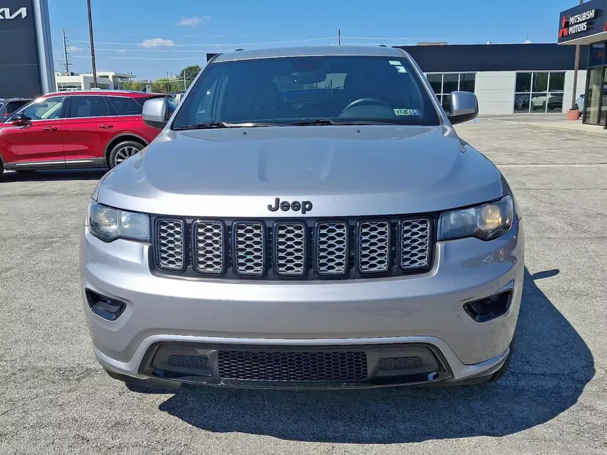 2017 Jeep Grand Cherokee Altitude photo 1
