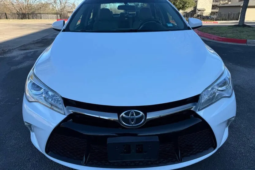 2015 Toyota Camry SE photo 1