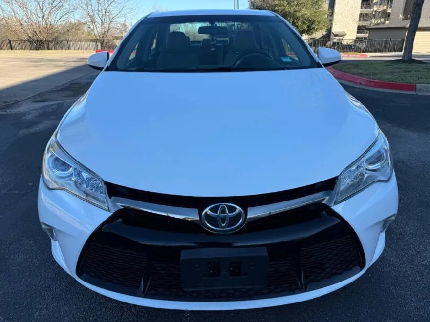 2015 Toyota Camry SE photo 1