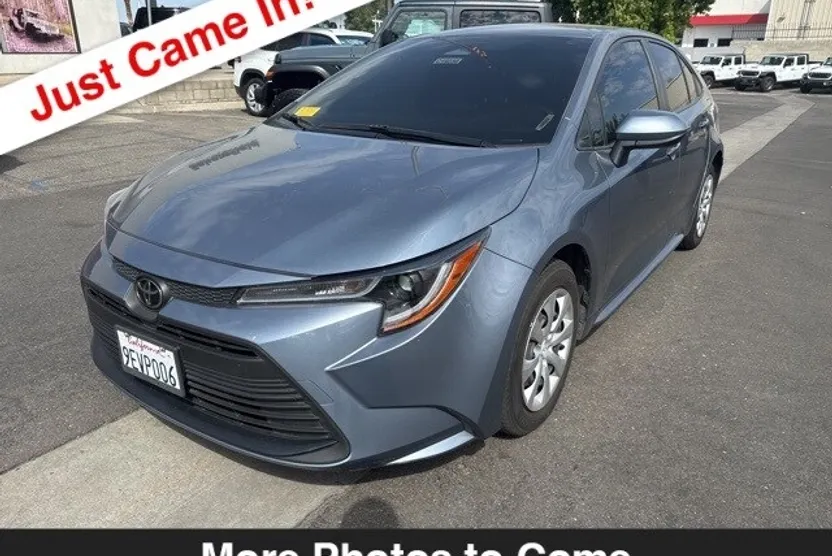 2023 Toyota Corolla LE photo 1