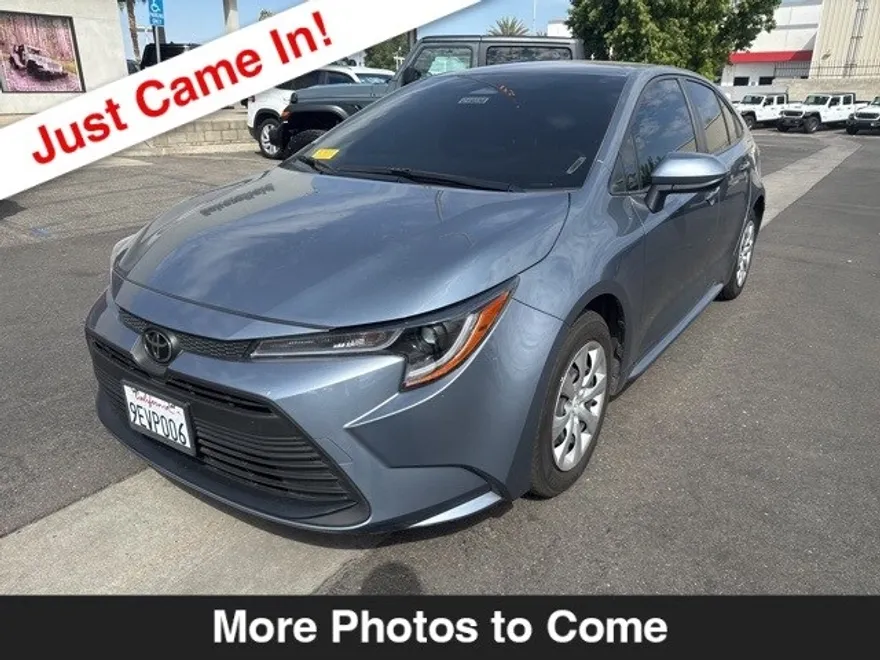 2023 Toyota Corolla LE photo 1