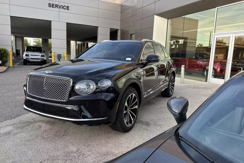 2022 Bentley Bentayga V8 photo 1