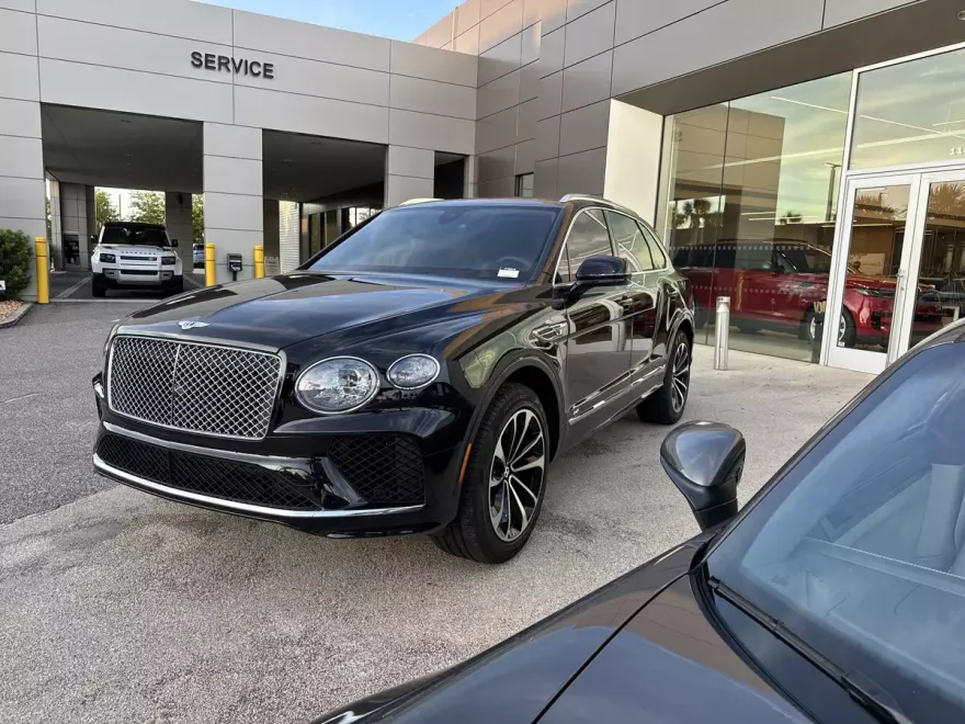 2022 Bentley Bentayga V8 photo 1