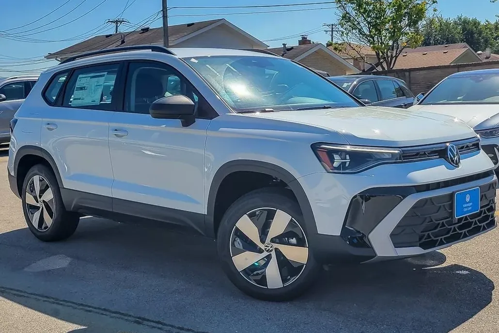 2025 Volkswagen Taos S photo 1