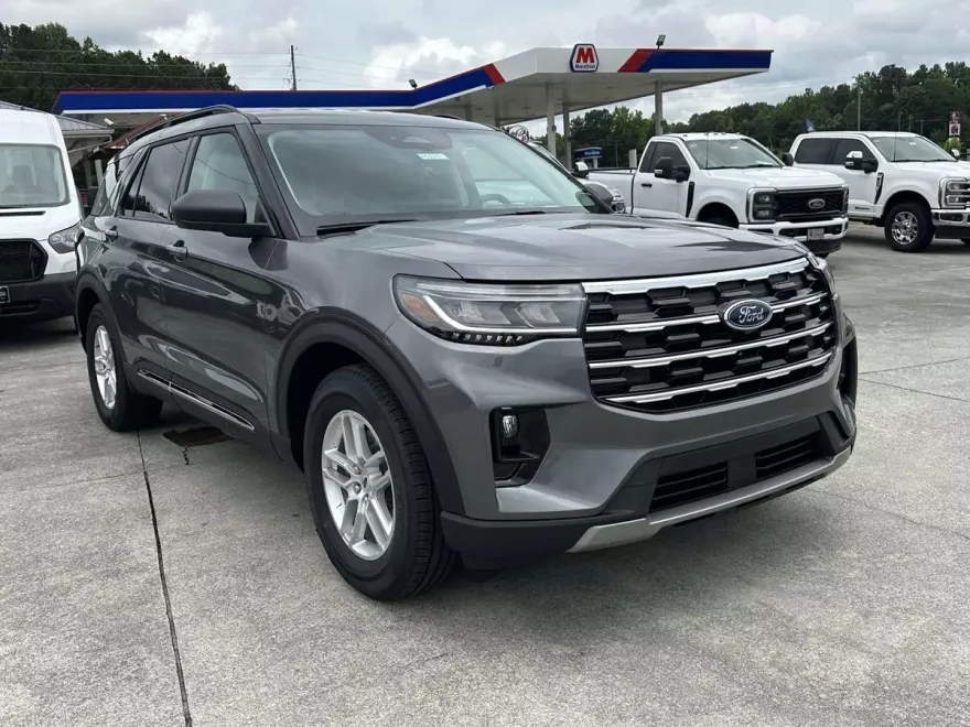 2025 Ford Explorer photo 1
