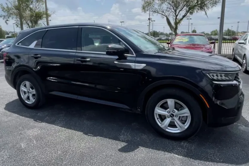 2023 Kia Sorento LX photo 1