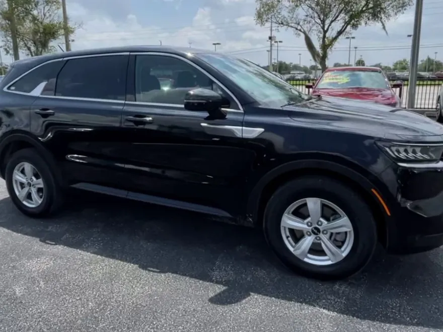 2023 Kia Sorento LX photo 1