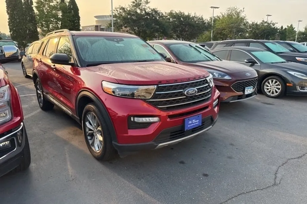 2023 Ford Explorer XLT photo 1