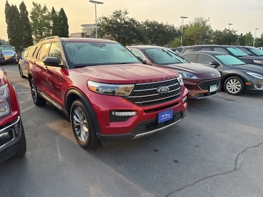 2023 Ford Explorer XLT photo 1