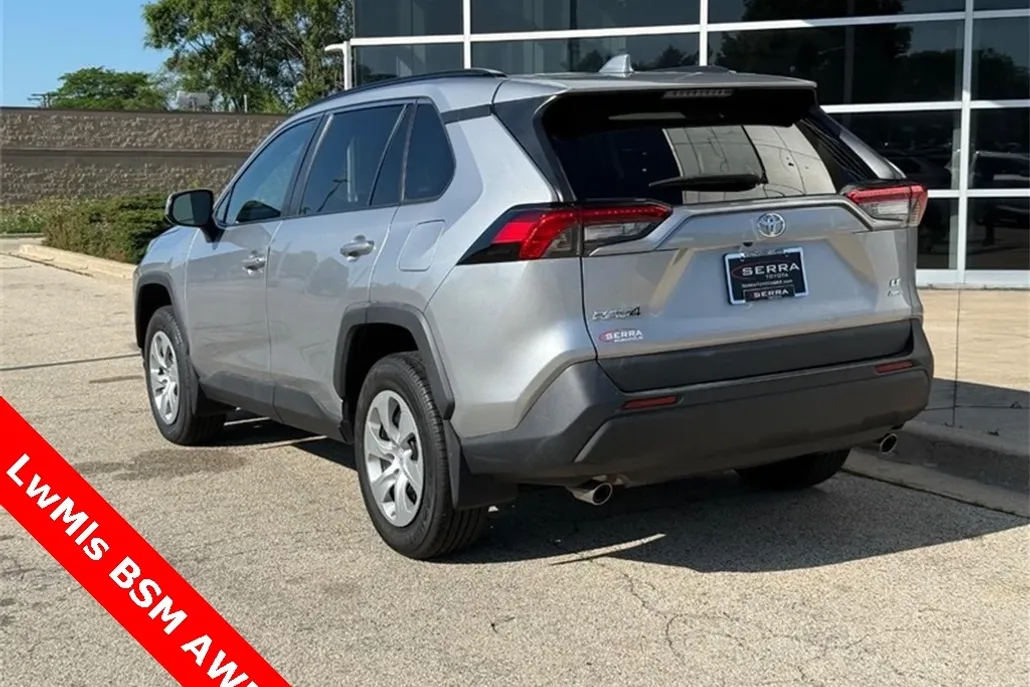 2020 Toyota RAV4 LE photo 1