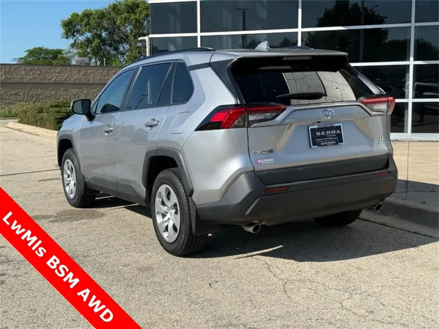 2020 Toyota RAV4 LE photo 1