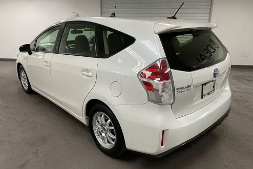 2017 Toyota Prius V Three photo 3