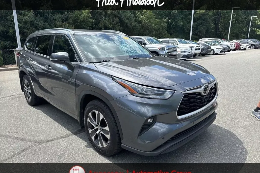 2021 Toyota Highlander XLE photo 1