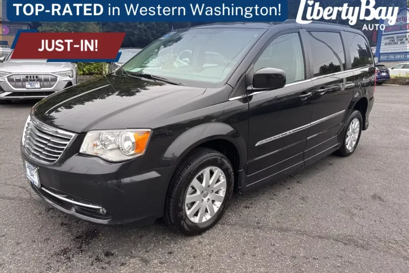 2016 Chrysler Town & Country Touring photo 1