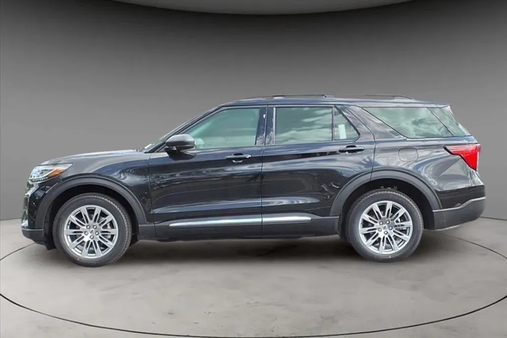 2025 Ford Explorer photo 1