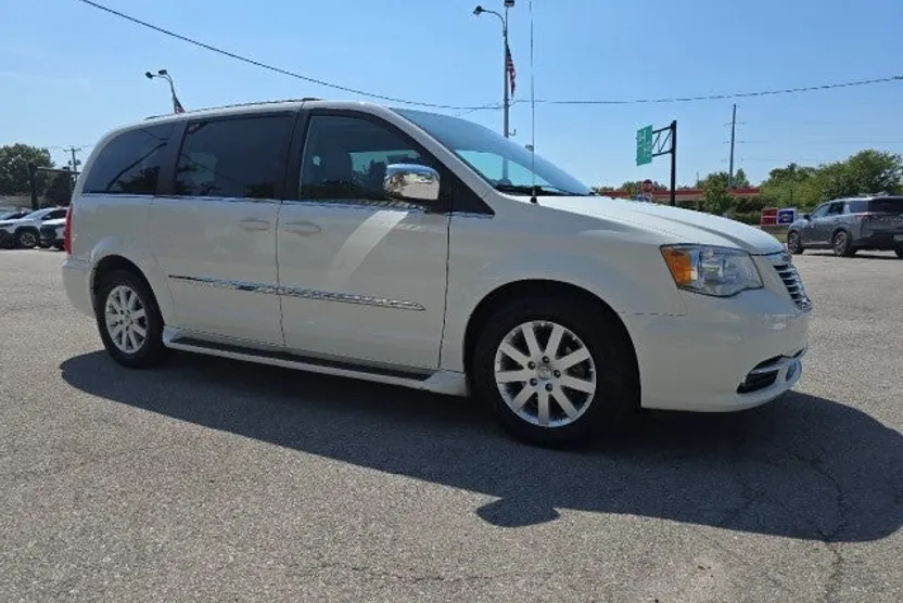 2011 Chrysler Town & Country photo 1