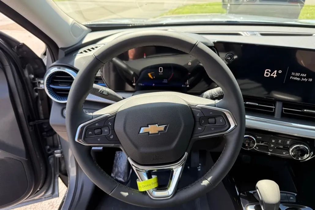 2025 Chevrolet Trax LT photo 1