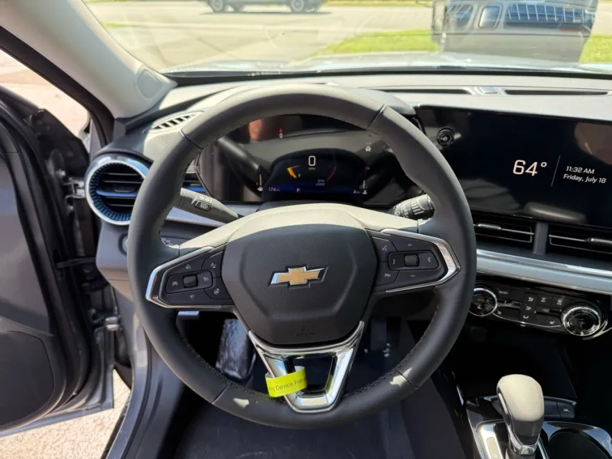2025 Chevrolet Trax LT photo 1