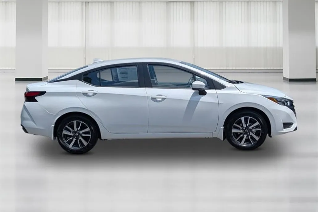 2025 Nissan Versa SV photo 1