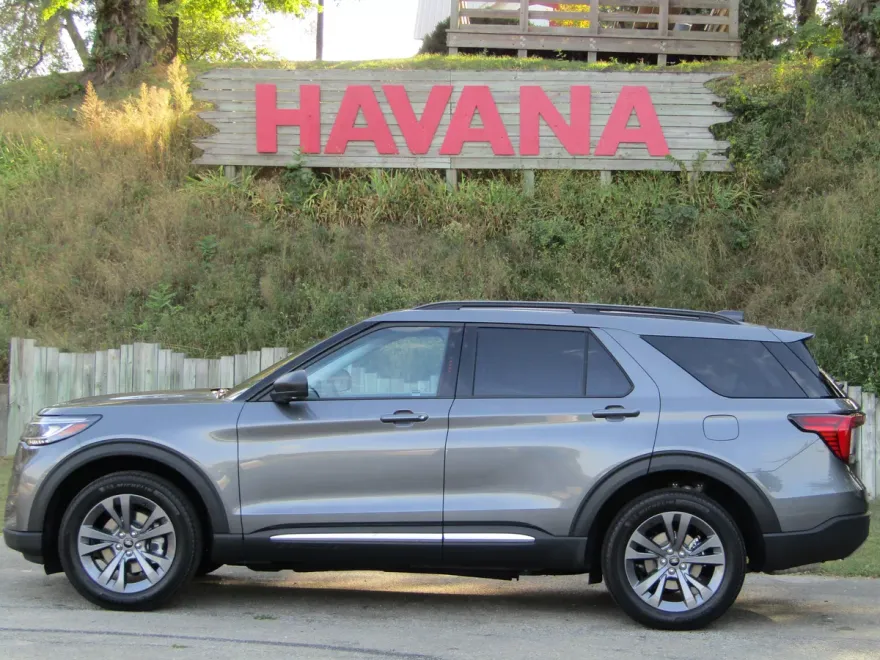2025 Ford Explorer photo 1