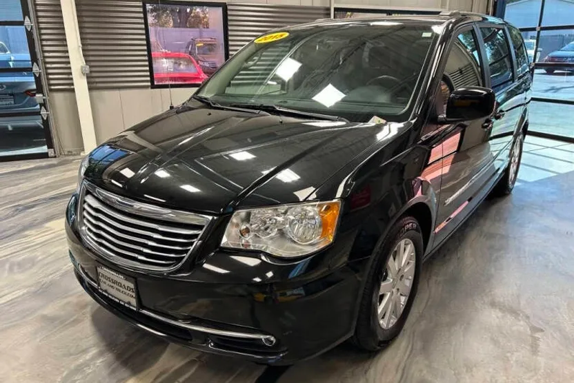 2015 Chrysler Town & Country Touring photo 1