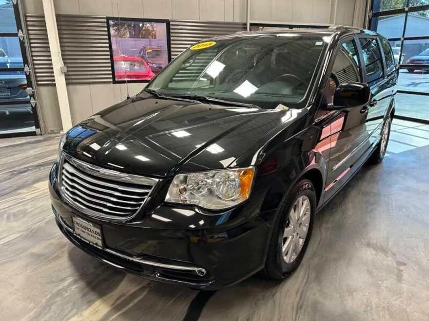 2015 Chrysler Town & Country Touring photo 1