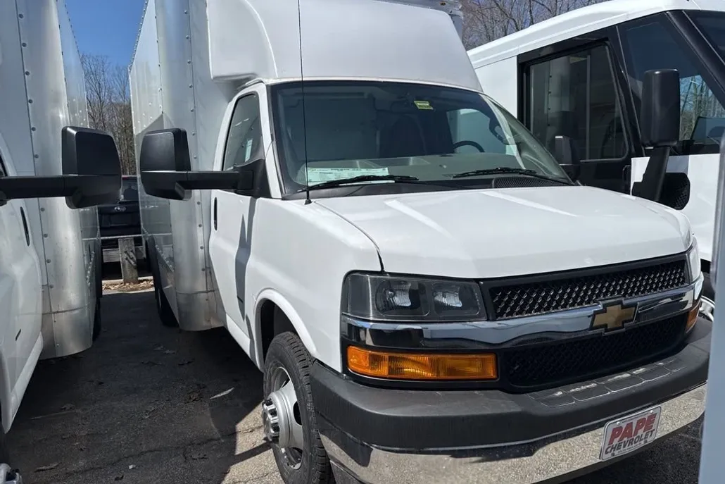 2024 Chevrolet Express Cutaway 3500 photo 1