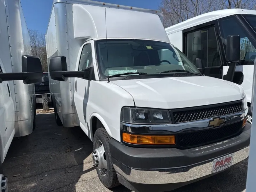 2024 Chevrolet Express Cutaway 3500 photo 1
