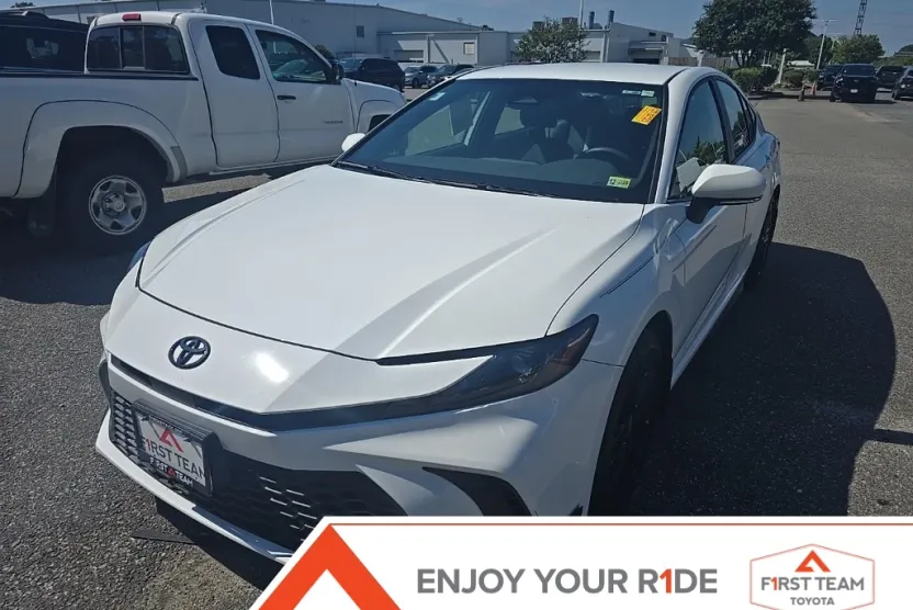 2025 Toyota Camry SE photo 1