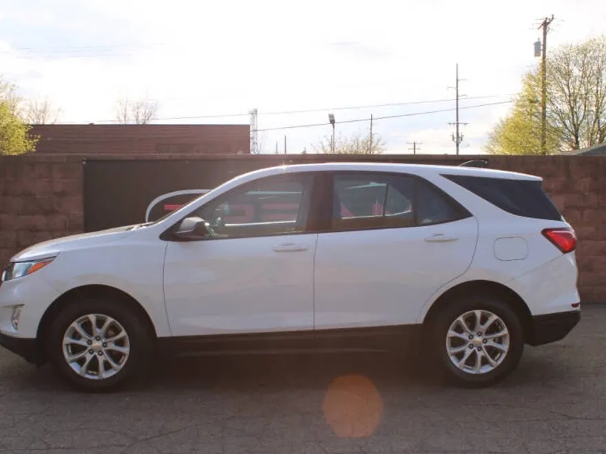 2019 Chevrolet Equinox LS photo 1