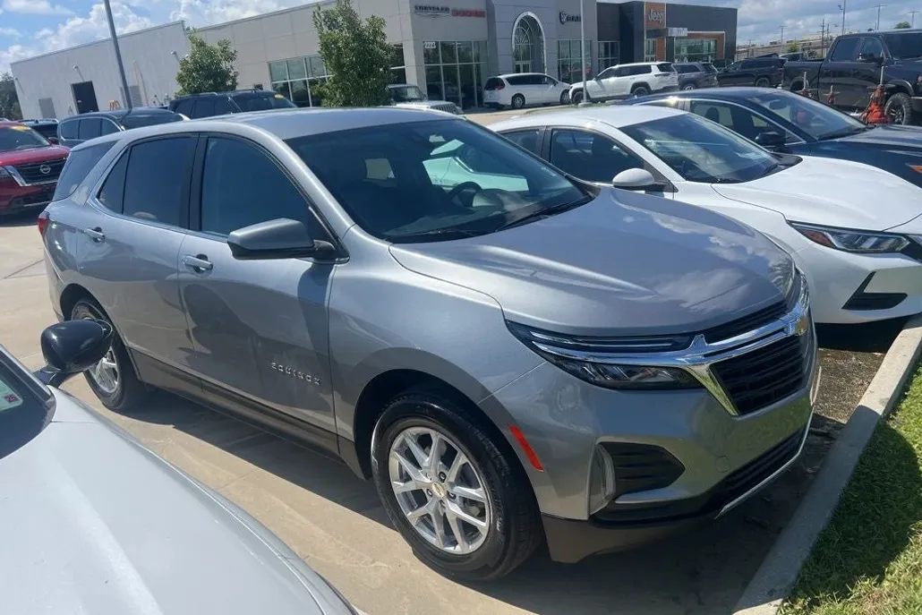 2024 Chevrolet Equinox LT photo 1