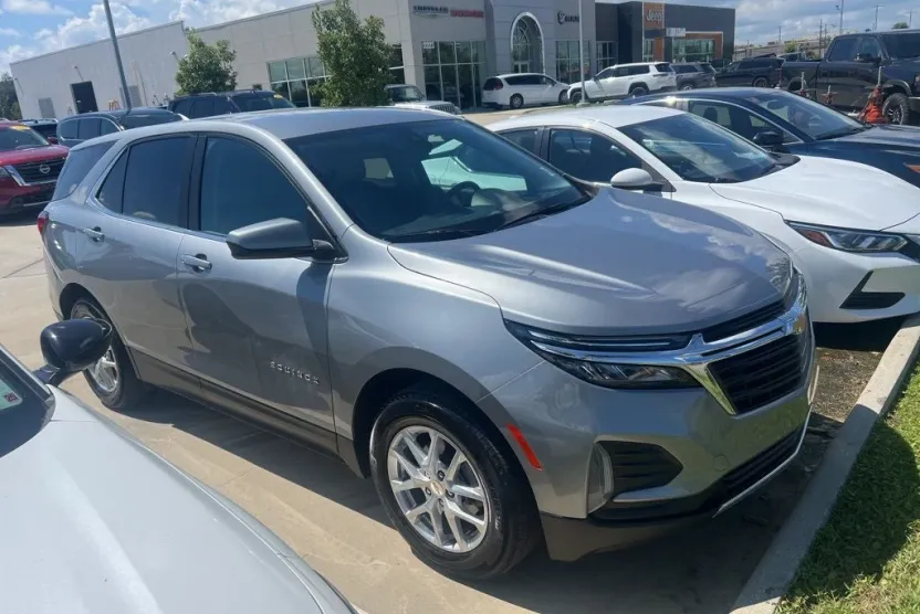 2024 Chevrolet Equinox LT photo 1