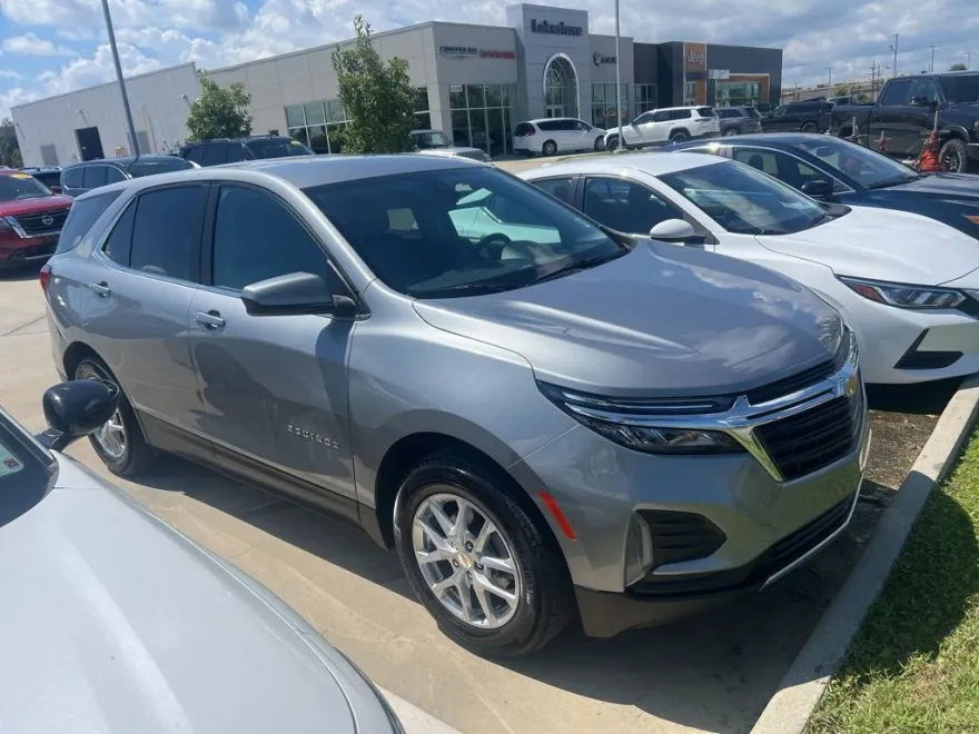 2024 Chevrolet Equinox LT photo 1