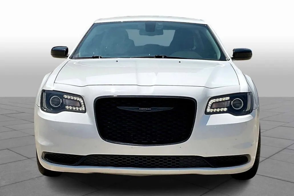 2021 Chrysler 300 Touring photo 1
