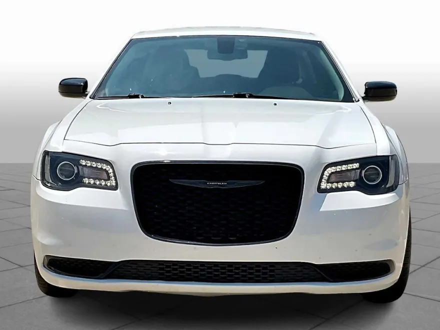 2021 Chrysler 300 Touring photo 1