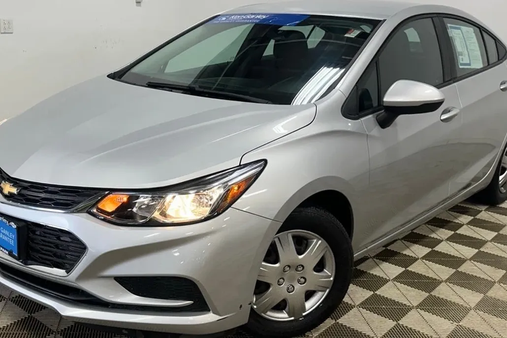2017 Chevrolet Cruze LS photo 1