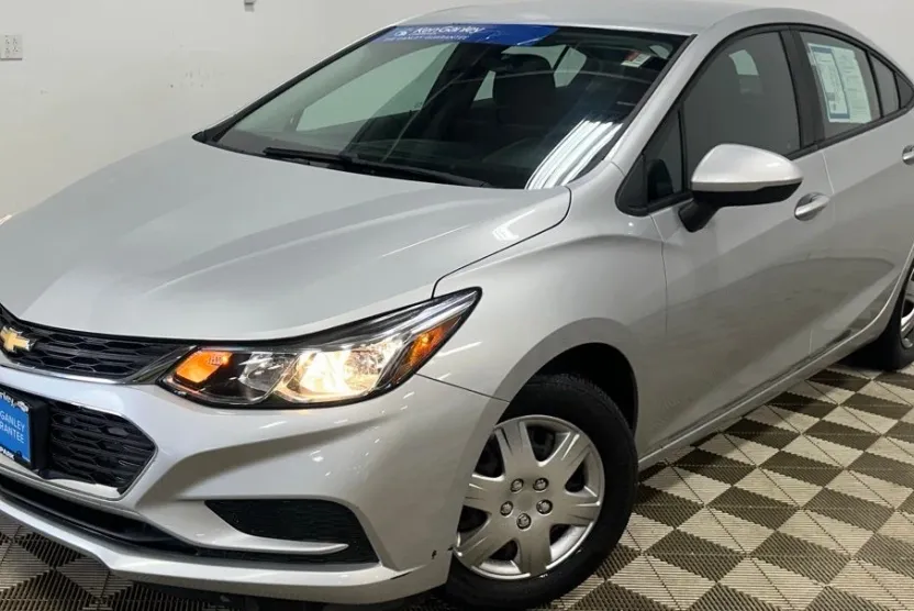 2017 Chevrolet Cruze LS photo 1