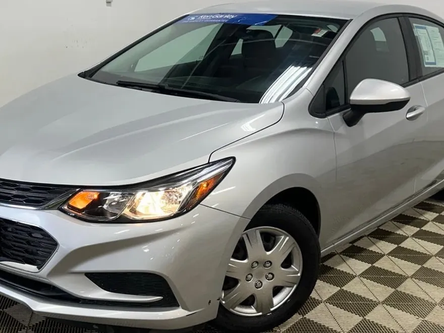 2017 Chevrolet Cruze LS photo 1