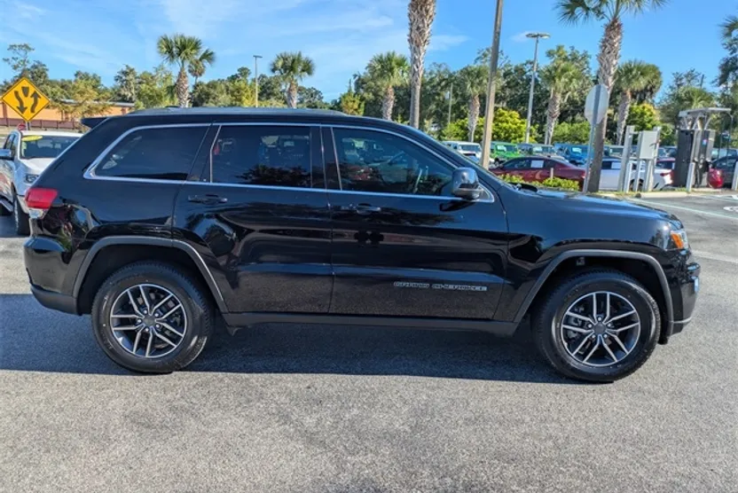 2019 Jeep Grand Cherokee Laredo E photo 1