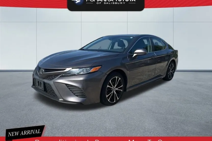2020 Toyota Camry SE photo 1