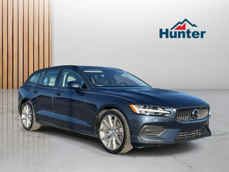 2020 Volvo V60 T5 Momentum photo 1