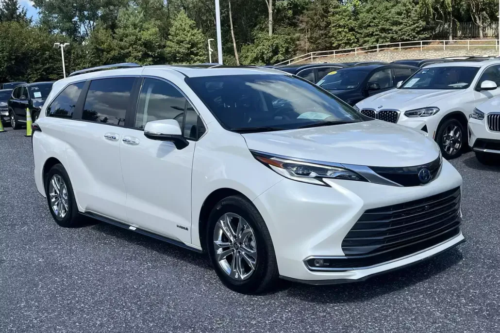 2021 Toyota Sienna Platinum photo 1