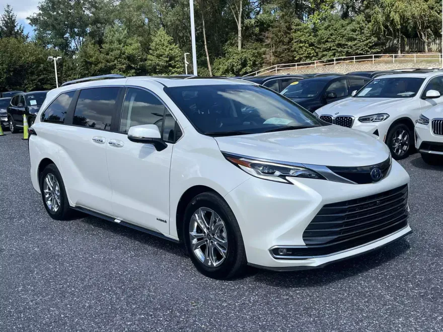 2021 Toyota Sienna Platinum photo 1